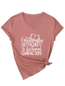 Détail d'un t-shirt à col en V avec texte 'Emotionally Attached' et noeud à l'ourlet