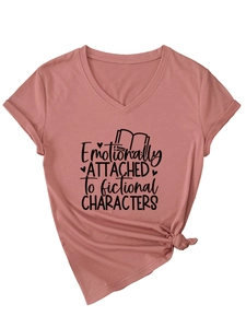 Détail du t-shirt rose à col en V avec imprimé texte et nœud latéral élégant