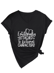 Détail d'un t-shirt noir col V avec imprimé graphique et nœud élégant sur le devant
