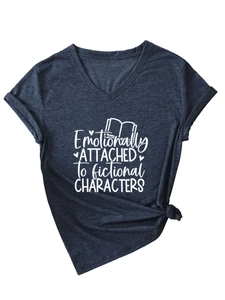 Détail du t-shirt col en V avec nœud latéral et imprimé de slogan graphique