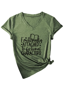 Gros plan du t-shirt vert foncé à col en V avec imprimé graphique et nœud à la taille