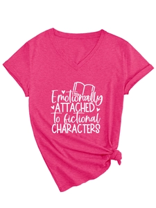 Détail d'un t-shirt fuchsia à col en V avec imprimé et nœud à l'ourlet de devant