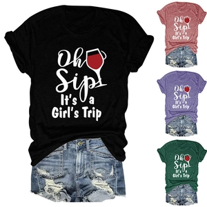 Collage di quattro colori per la t-shirt Oh Sip It's a Girl's Trip con stampa vino