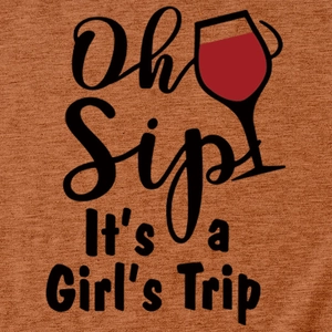 Dettaglio della stampa Oh Sip It's a Girl's Trip su una t-shirt in cotone arancione