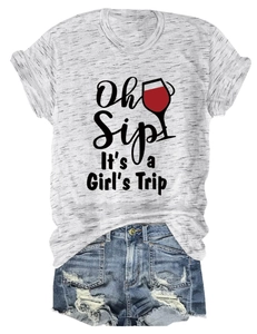 Dettaglio della maglietta grigia stampata Oh Sip It's a Girl's Trip e pantaloncini di jeans