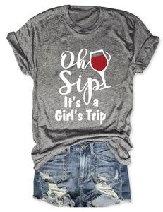 Dettaglio della maglietta grigia Oh Sip It's a Girl's Trip con pantaloncini in jeans