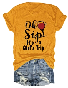 Dettaglio della t-shirt Oh Sip It's a Girl's Trip con cotone giallo senape e denim shorts