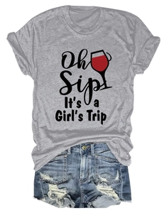 Dettaglio della t-shirt Oh Sip It's a Girl's Trip e del set di pantaloncini di denim