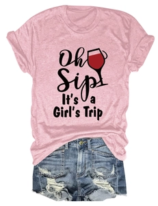 Dettaglio della stampa Oh Sip It's a Girl's Trip su t-shirt rosa con shorts denim