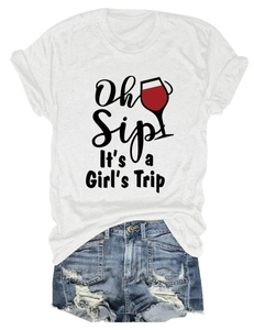 Piatto di una maglietta bianca Oh Sip It's a Girl's Trip e pantaloncini di jeans