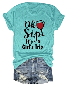 T-shirt verde acqua piatta con stampa 'Oh Sip It's a Girl's Trip' e grafica calice di vino