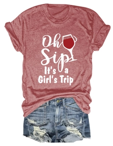 Set estivo con t-shirt rossa stampata e pantaloncini di jeans strappati blu