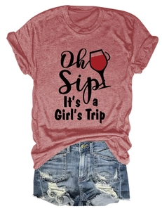 Layout piatto di t-shirt rossa melange con stampa e pantaloncini in denim da donna