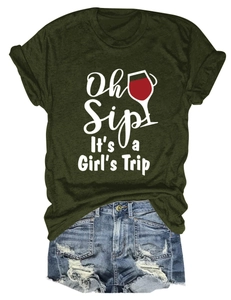 Dettaglio della scritta Oh Sip It's a Girl's Trip su maglietta verde e shorts di jeans