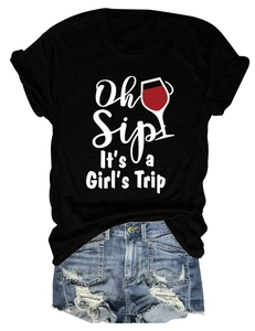 Set t-shirt Oh Sip It's a Girl's Trip e pantaloncini di jeans strappati distesi