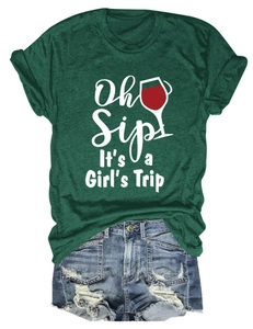 Dettaglio della t-shirt in cotone con stampa 'Oh Sip It's a Girl's Trip' e pantaloncini