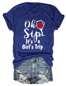 Completo t-shirt blu scuro stampata e pantaloncini in denim sfrangiati in piano