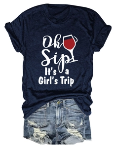 Posa piatta di t-shirt blu scuro con stampa e pantaloncini di jeans strappati