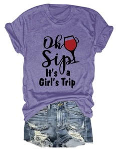 Set t-shirt viola con stampa Oh Sip e pantaloncini in denim strappati su fondo bianco