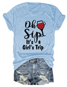 Dettaglio della stampa Oh Sip It's a Girl's Trip su maglietta blu con shorts in denim