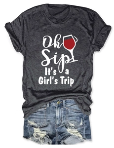 Dettaglio della stampa Oh Sip It's a Girl's Trip su t-shirt grigia e shorts denim