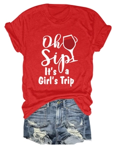 T-shirt rossa con stampa Oh Sip e pantaloncini in denim blu strappati su sfondo bianco