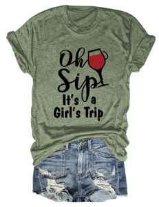 T-shirt verde Oh Sip It's a Girl's Trip e pantaloncini di denim usurati distesi