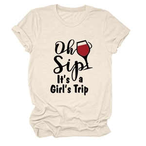 Dettaglio della stampa Oh Sip It's a Girl's Trip e grafica del calice su t-shirt in cotone beige