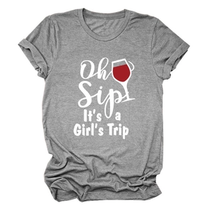Dettaglio della maglietta grigia girocollo con stampa 'Oh Sip It’s a Girl’s Trip'
