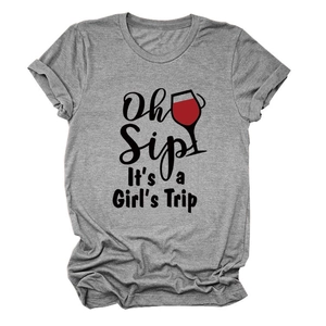 Dettaglio della grafica del calice e slogan Oh Sip It's a Girl's Trip su t-shirt grigia