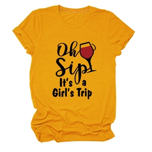 Dettaglio della stampa Oh Sip It's a Girl's Trip su maglietta in cotone giallo senape