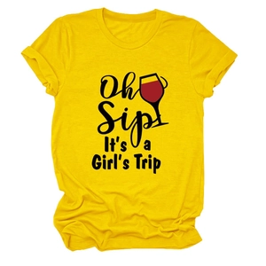 Dettaglio della stampa 'Oh Sip It's a Girl's Trip' su t-shirt in cotone giallo da donna