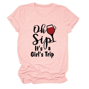 Dettaglio dello slogan Oh Sip It's a Girl's Trip e stampa calice di vino su t-shirt rosa