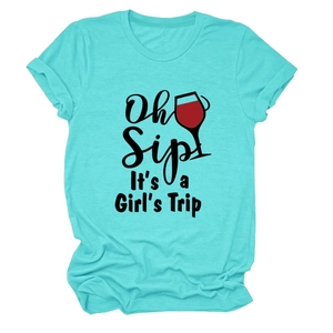 Dettaglio della t-shirt verde acqua con stampa Oh Sip It's a Girl's Trip e calice
