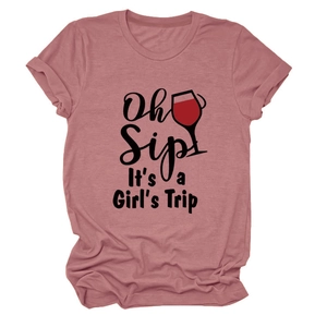 Dettaglio della scritta Oh Sip It's a Girl's Trip e stampa calice su t-shirt rosa