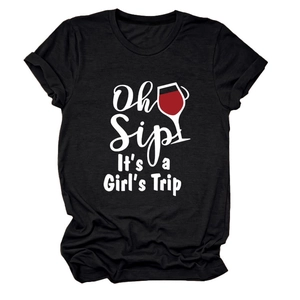Dettaglio della stampa Oh Sip It's a Girl's Trip con calice su T-shirt nera in cotone