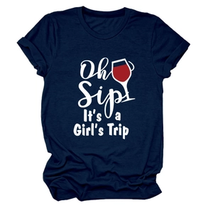 Dettaglio della maglietta blu scuro in cotone con stampa Oh Sip It's a Girl's Trip