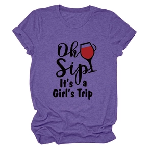 Dettaglio della t-shirt viola con stampa 'Oh Sip It's a Girl's Trip' e grafica di calice