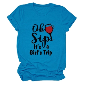 Dettaglio della stampa Oh Sip It's a Girl's Trip su una t-shirt estiva blu acceso