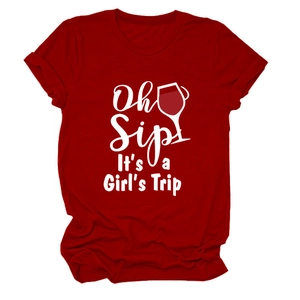 Dettaglio delle maniche risvoltate e stampa Oh Sip bianca sulla t-shirt bordeaux