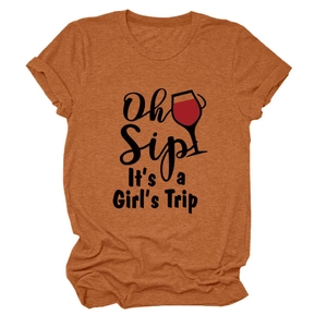 Dettaglio maglietta in cotone caramello con scritta Oh Sip It's a Girl's Trip e grafica