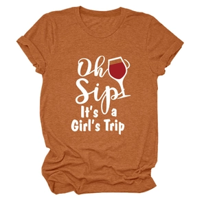 Dettaglio dello slogan Oh Sip It's a Girl's Trip e grafica del bicchiere su t-shirt arancione