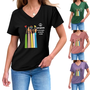 Detailansicht der V-Ausschnitt T-Shirts in verschiedenen Farben mit Imagine-Print