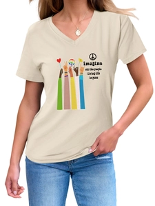 Detail eines V-Ausschnitt T-Shirts mit 'Imagine' Friedensgrafik und buntem Aufdruck