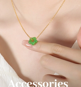 Détail d'un pendentif en jade Hetian en forme d'étoile sur une fine chaîne dorée