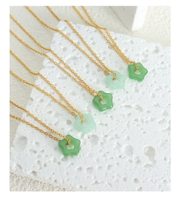 Détails de pendentifs en jade évidés en forme d'étoile sur des chaînes dorées fines