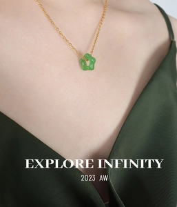 Vue détaillée du pendentif étoile en jade évidé sur une fine chaîne dorée élégante