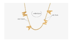 Détail du collier MAMA plaqué or montrant la chaîne de 40+5 cm et le pendentif de 0,7 cm