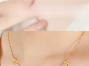 Gros plan du collier avec pendentif MAMA doré sur le cou pour la fête des mères