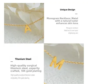 Détail de pendentifs lettres M et A en acier inoxydable plaqué or 18 carats sur chaînes